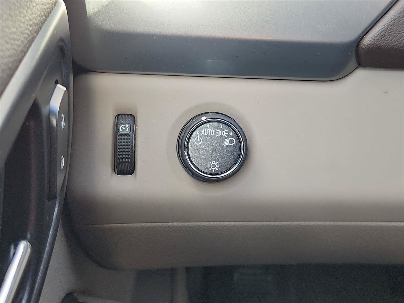 Used 2015 Chevrolet Suburban LT RWD image 16