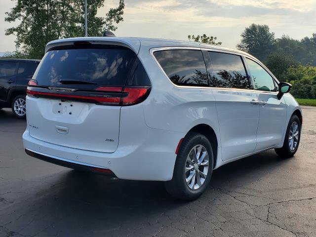 Used 2027 Chrysler Pacifica Select AWD/4WD image 3