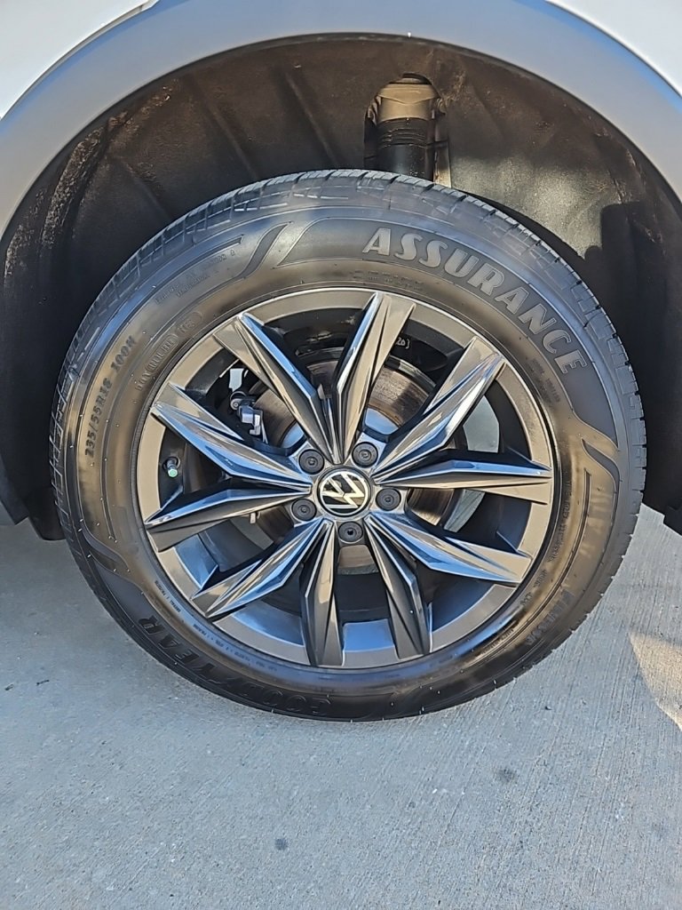 Used 2024 Volkswagen Tiguan SE w/ Panoramic Sunroof Package image 9