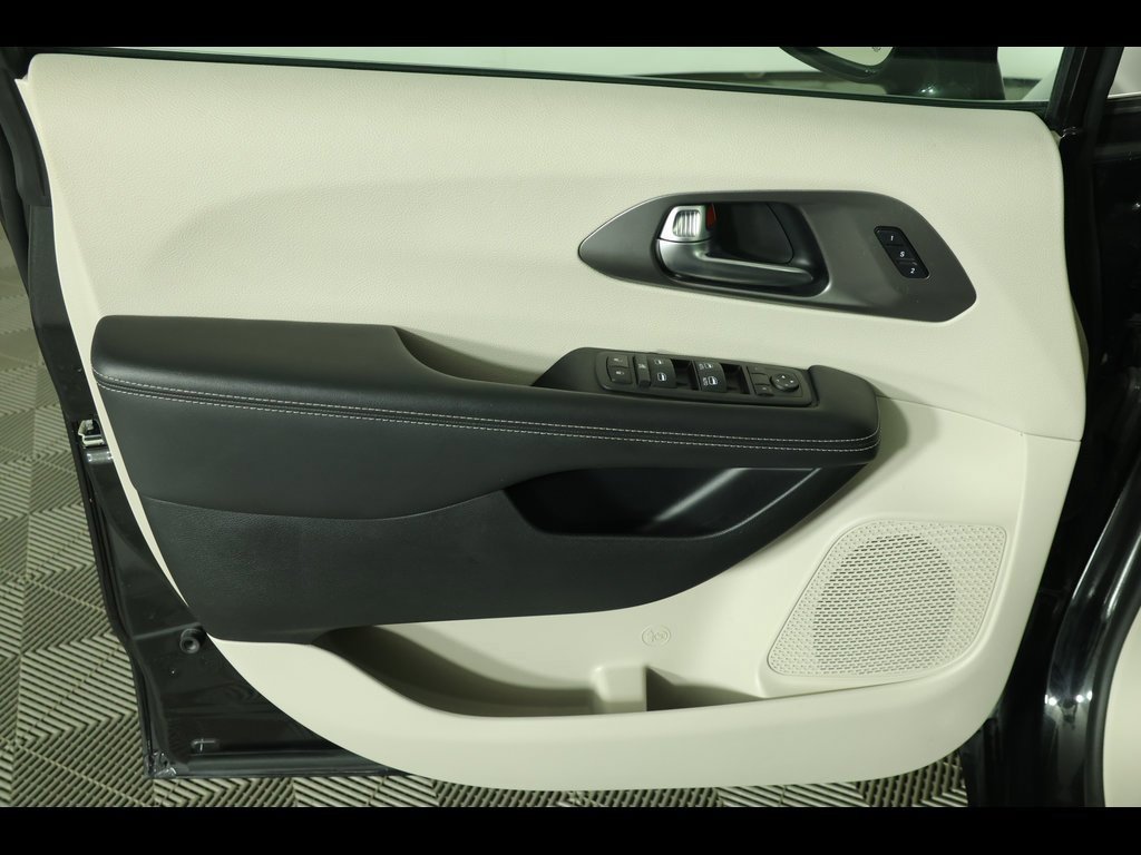 Used 2022 Chrysler Pacifica Touring-L image 23