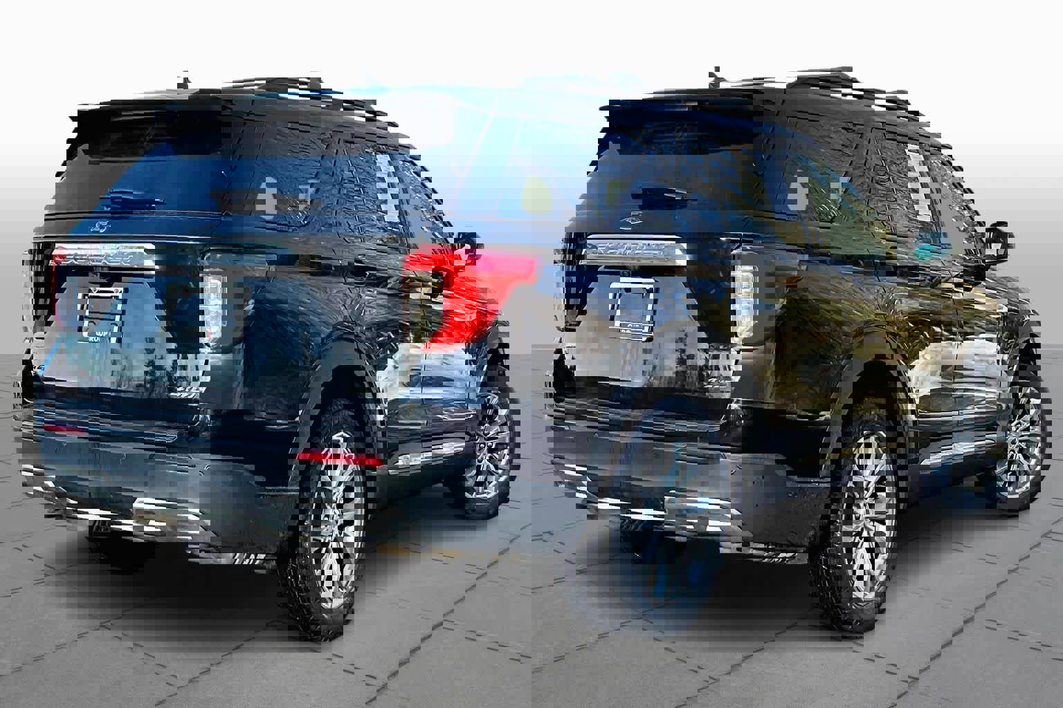 Used 2021 Ford Explorer XLT w/ Equipment Group 202A image 13