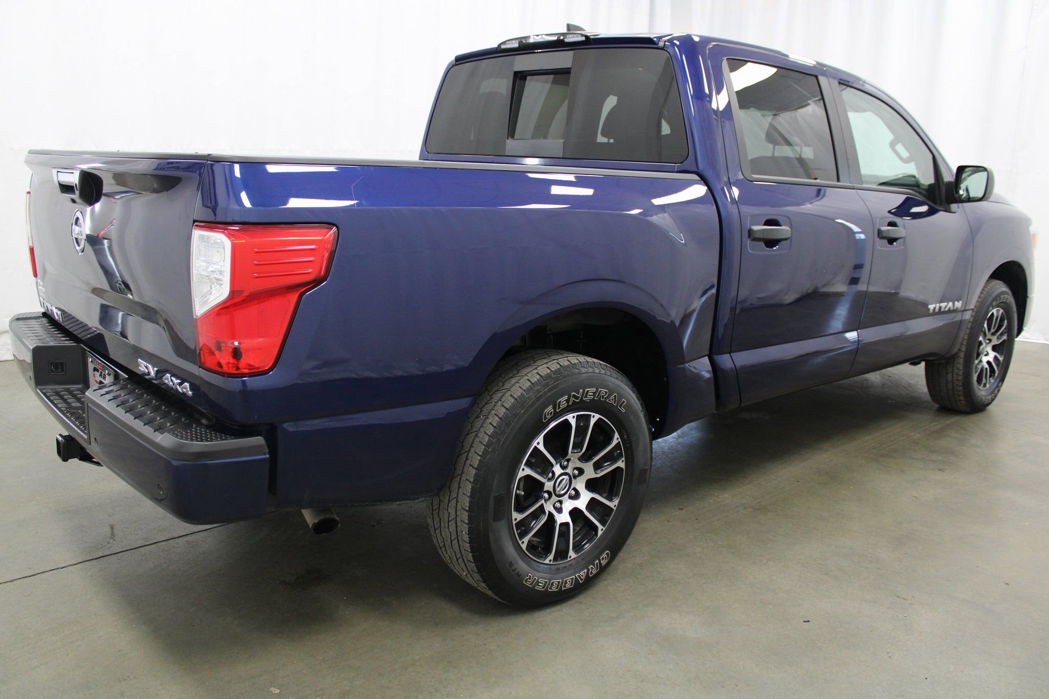 Used 2022 Nissan Titan SV image 5