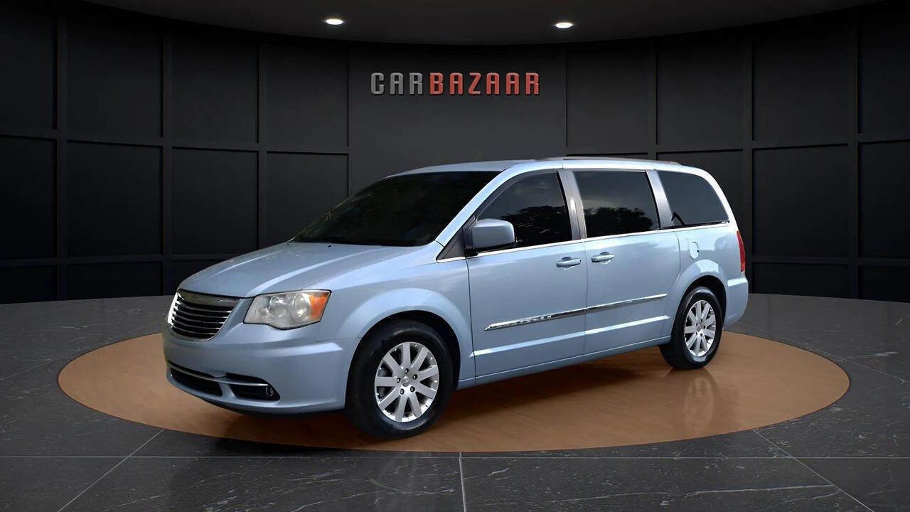 Used 2013 Chrysler Town & Country Touring image 3