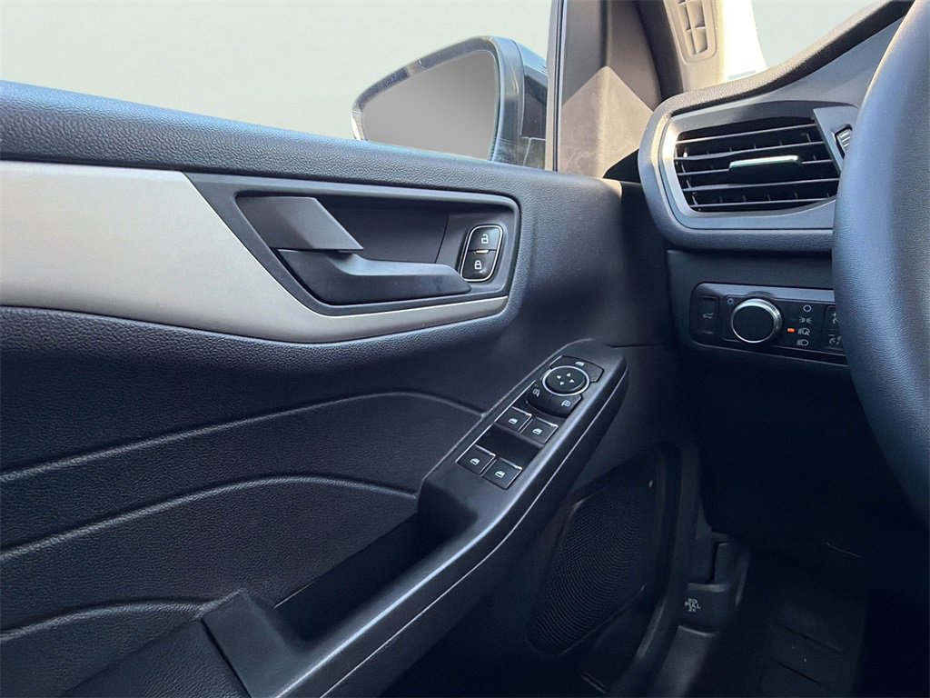 Used 2022 Ford Escape SE w/ SE Sport Appearance Package image 39