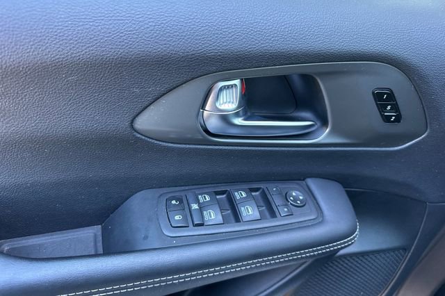 Used 2025 Chrysler Pacifica Select image 11