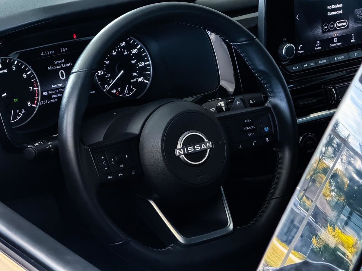 Used 2025 Nissan Pathfinder SV image 28