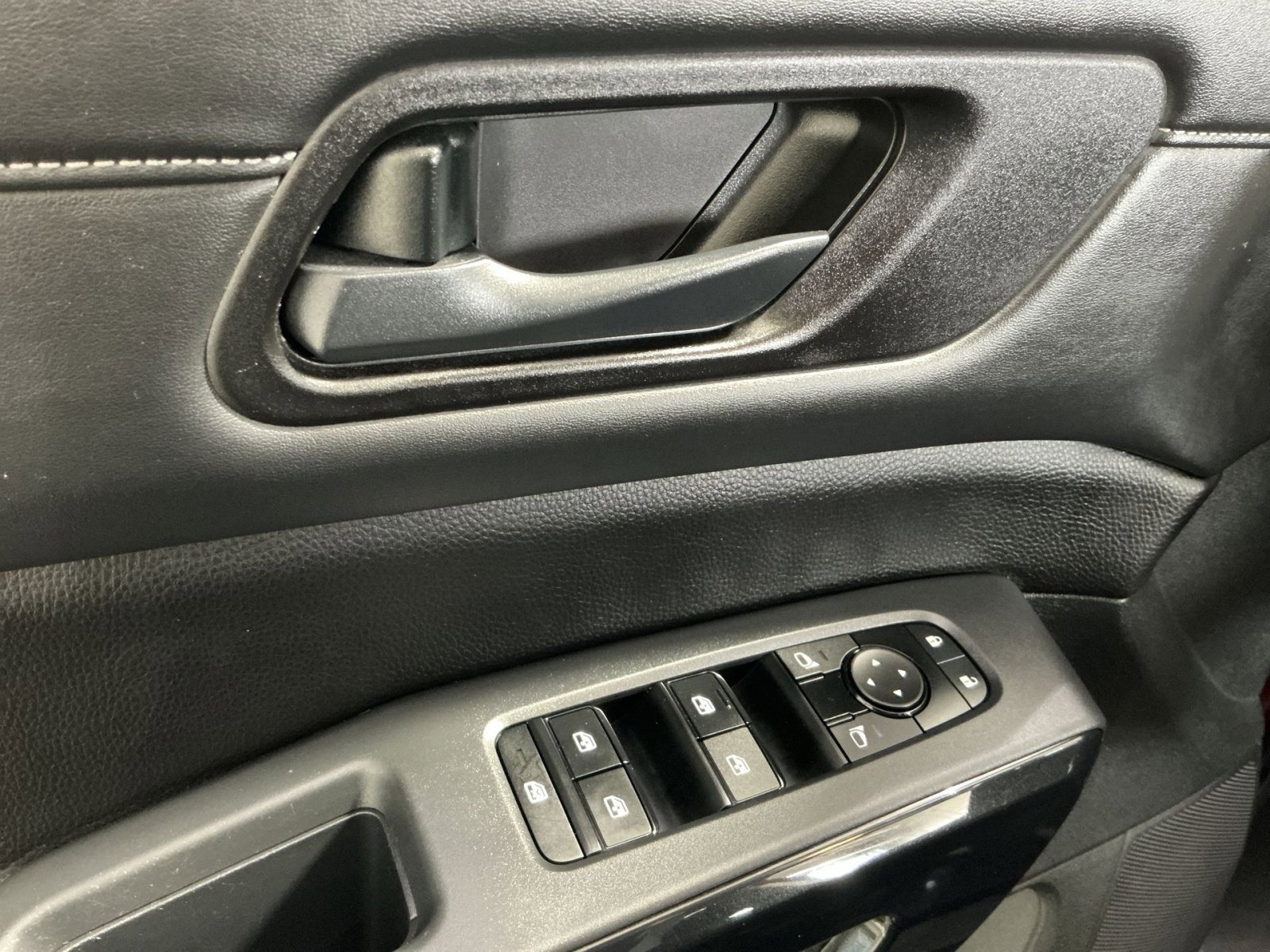 Used 2023 Nissan Pathfinder SV image 23