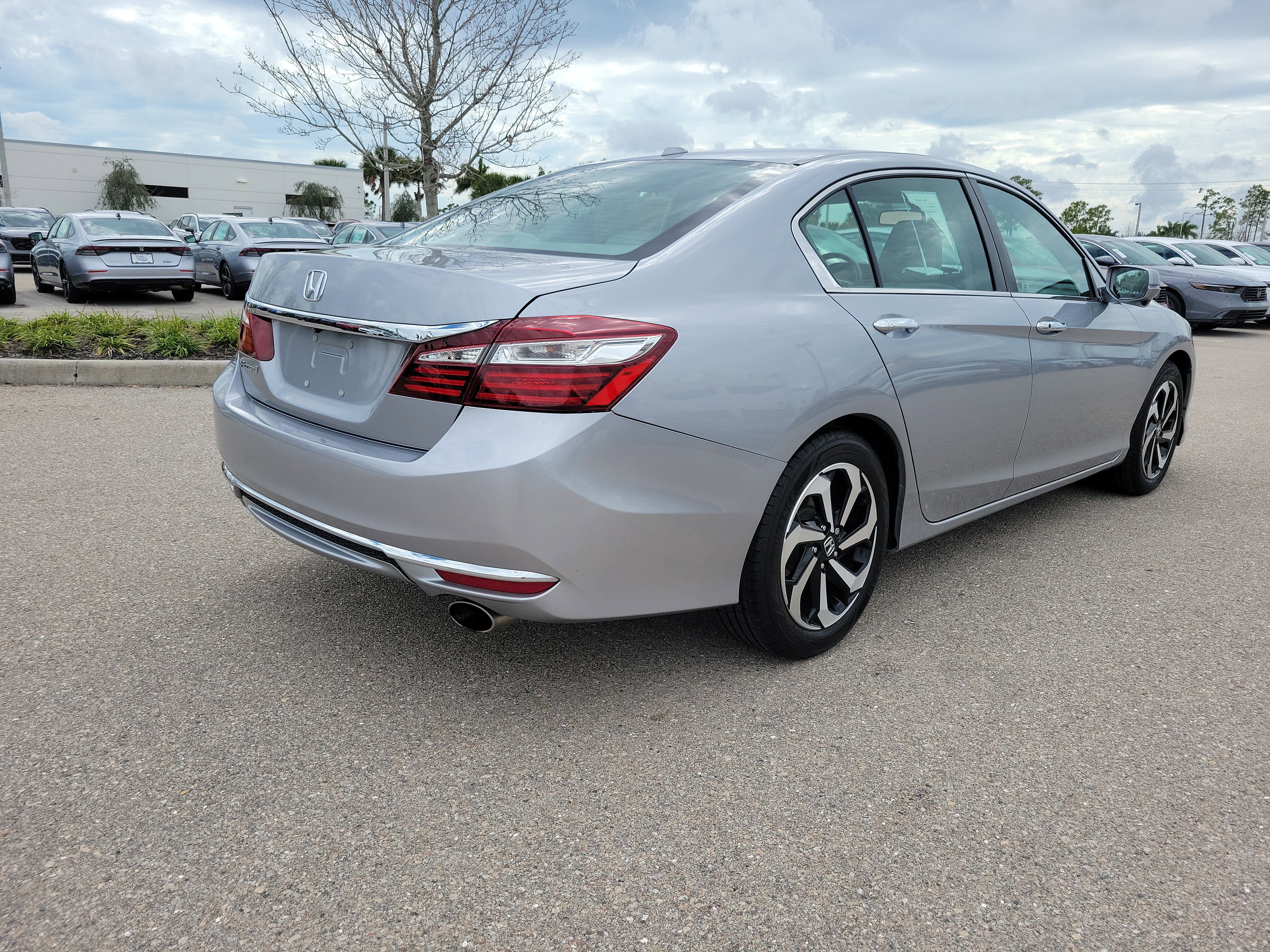 Used 2017 Honda Accord EX-L image 6
