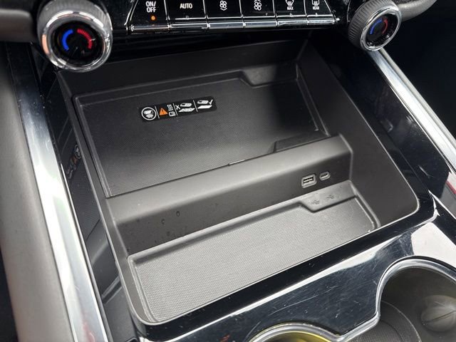 Used 2025 Chevrolet Suburban Z71 image 30