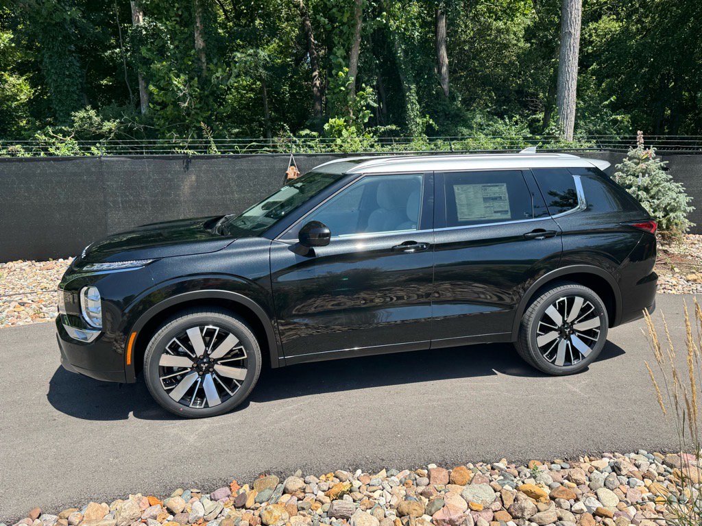 Used 2025 Mitsubishi Outlander AWD image 2