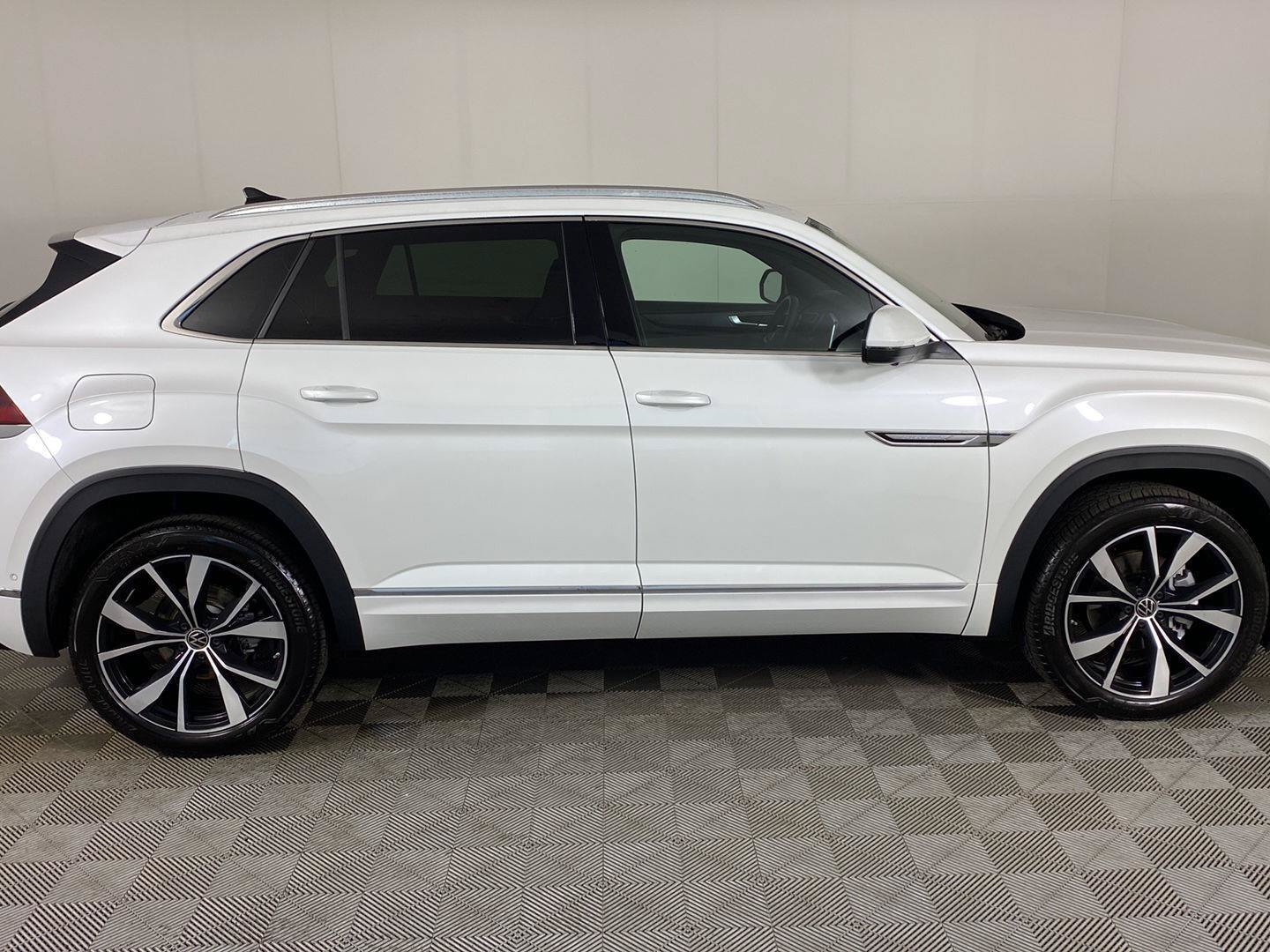 Used 2026 Volkswagen Atlas Cross Sport SEL Premium R-Line AWD/4WD image 2
