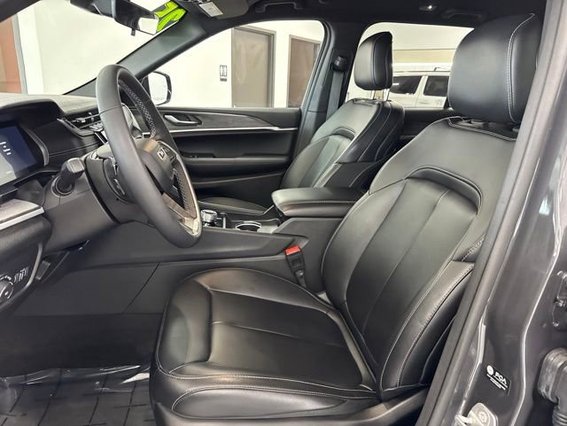 Used 2025 Jeep Grand Cherokee Limited w/ Black Appearance Package AWD/4WD image 16