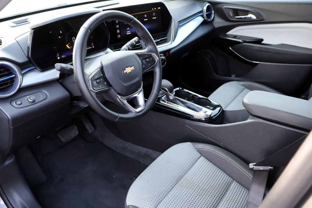 Used 2025 Chevrolet Trax LT w/ LT Convenience Package FWD image 4
