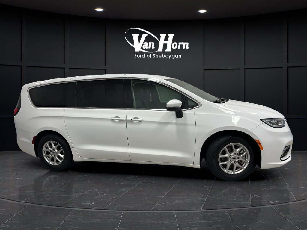 Used 2023 Chrysler Pacifica Touring-L FWD image 8
