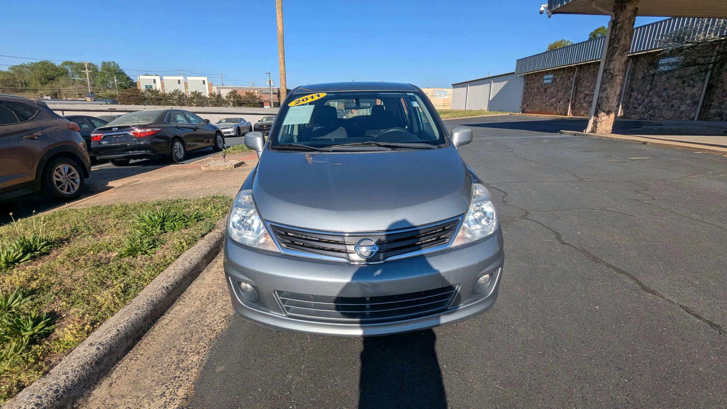 Used 2011 Nissan Versa SL w/ Premium Pkg image 2