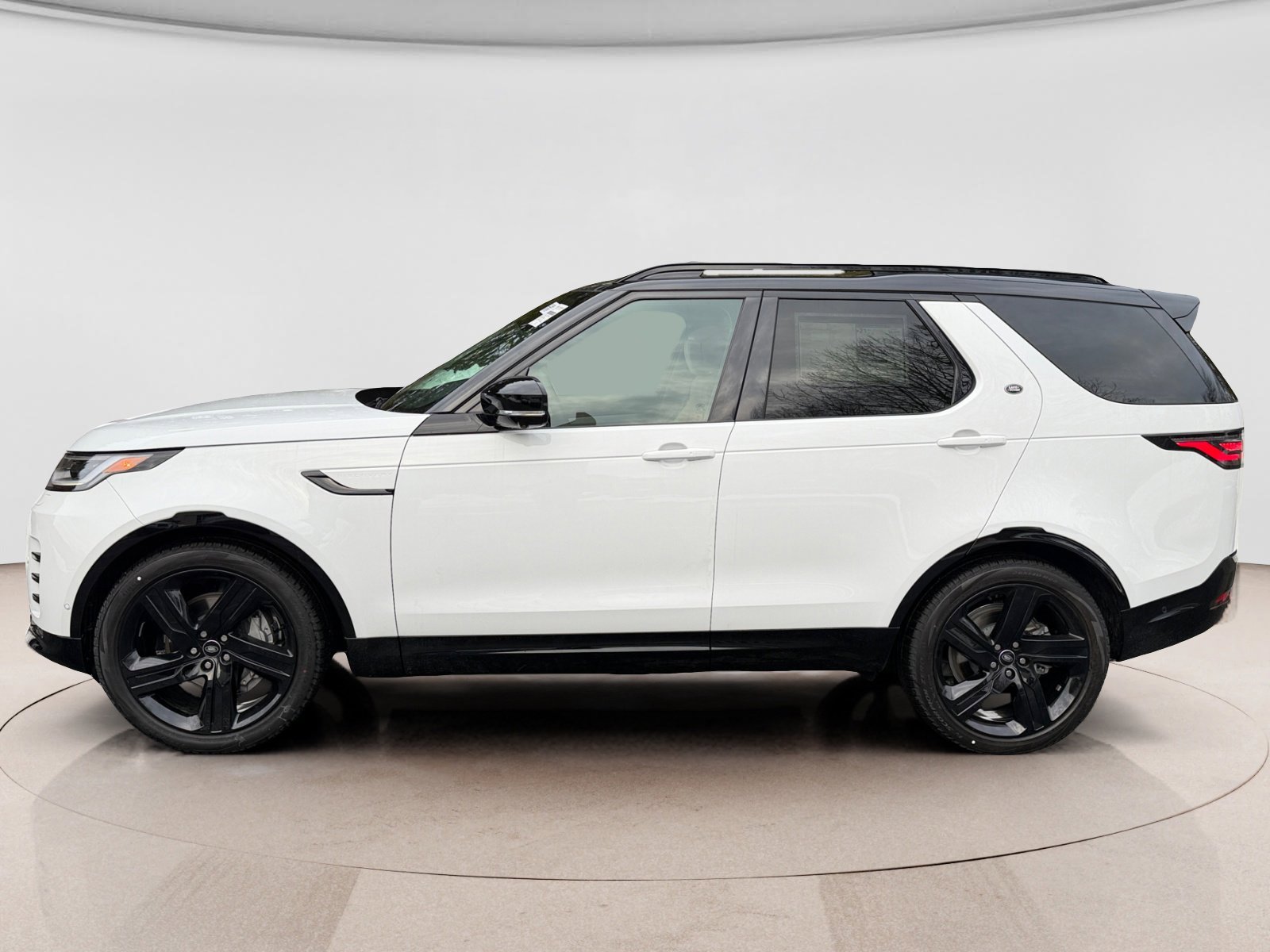New 2026 Land Rover Discovery Dynamic SE image 2