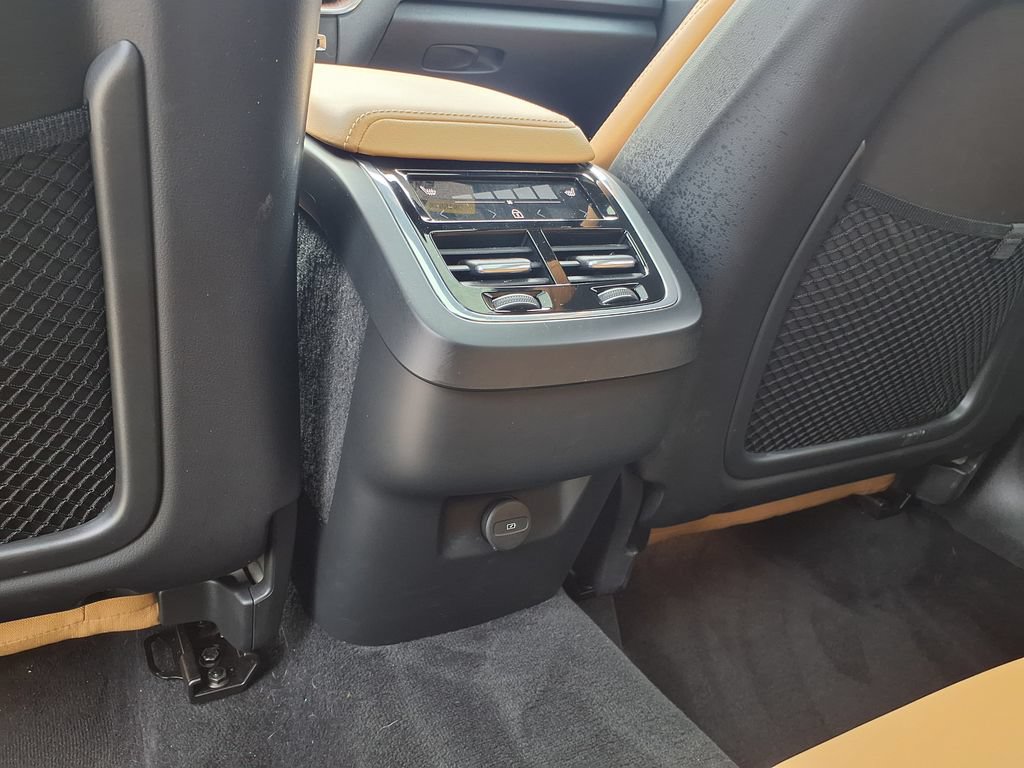 Certified 2024 Volvo XC60 B5 Ultimate w/ Climate Package AWD/4WD image 19