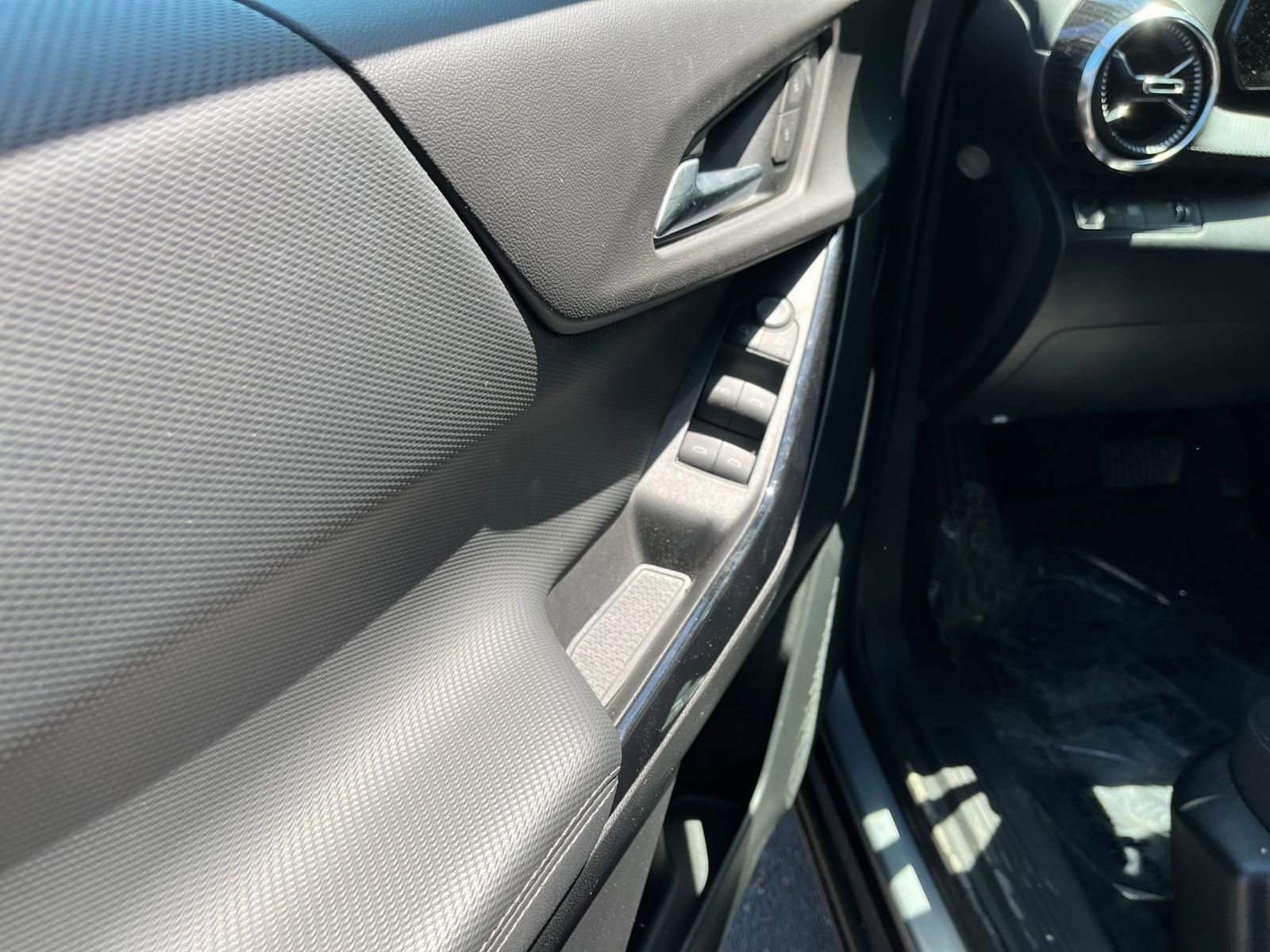 Used 2025 Chevrolet Equinox LT FWD image 18