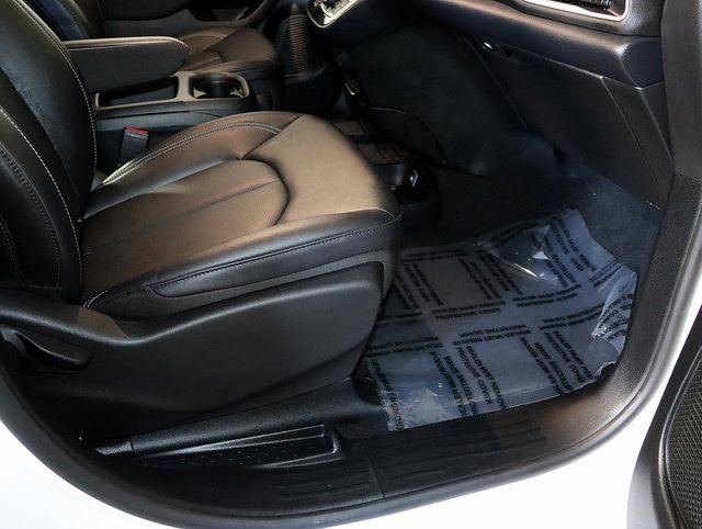 Used 2026 Chrysler Pacifica Select image 30