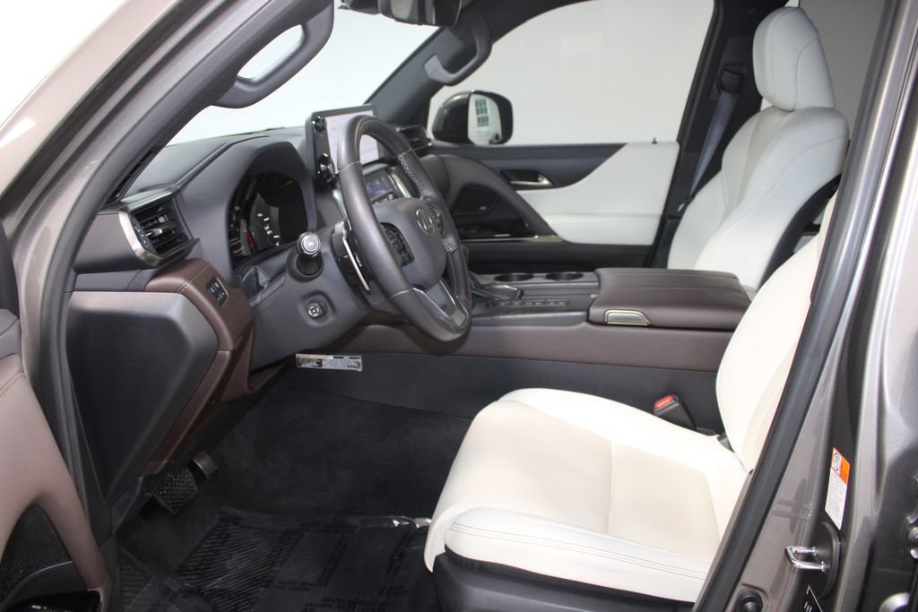 Used 2024 Lexus LX 600 4WD w/ Luxury Package image 22