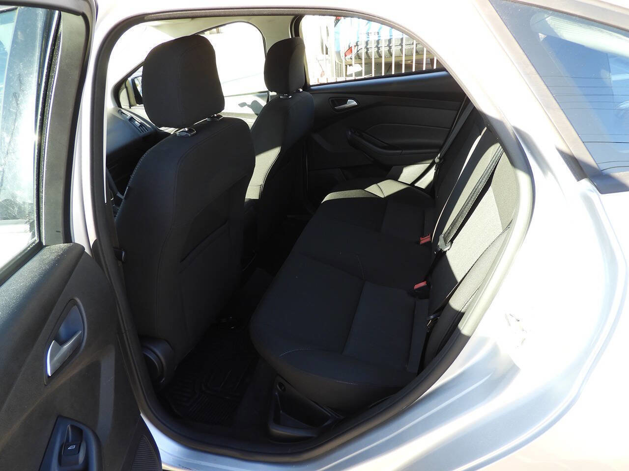 Used 2015 Ford Focus SE w/ SE Cold Weather Package image 20