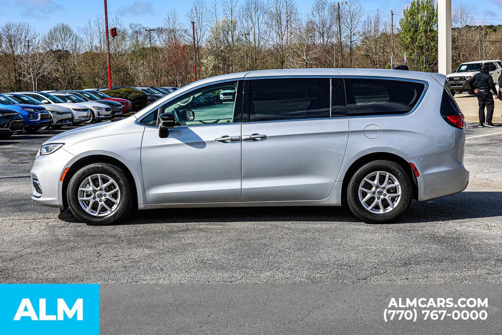 Used 2024 Chrysler Pacifica Touring-L FWD image 9
