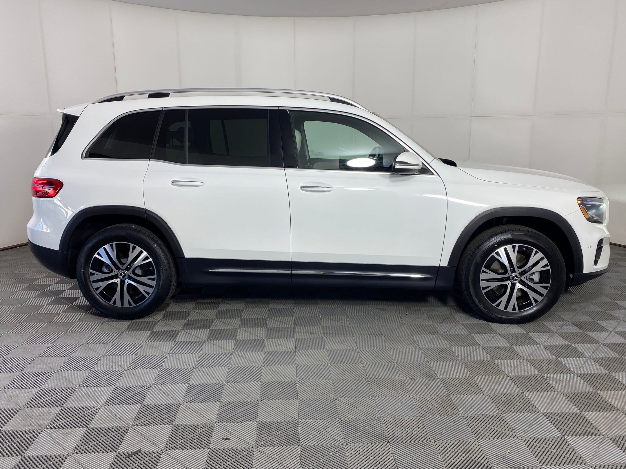 New 2025 Mercedes-Benz GLB 250 4MATIC image 7