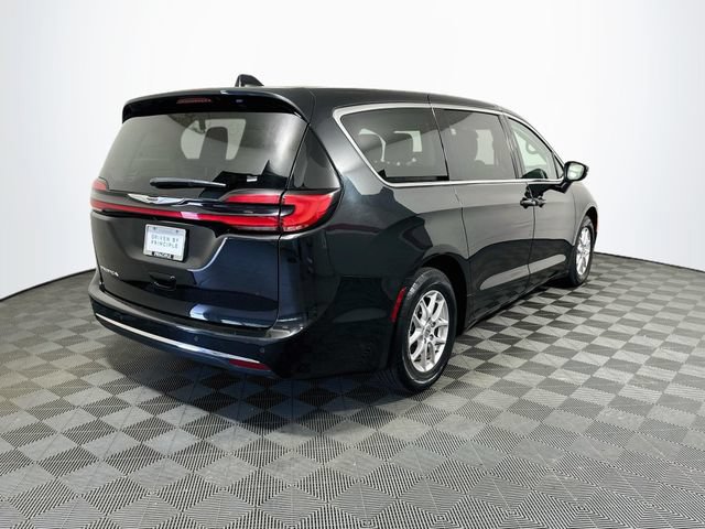 Used 2023 Chrysler Pacifica Touring-L FWD image 8