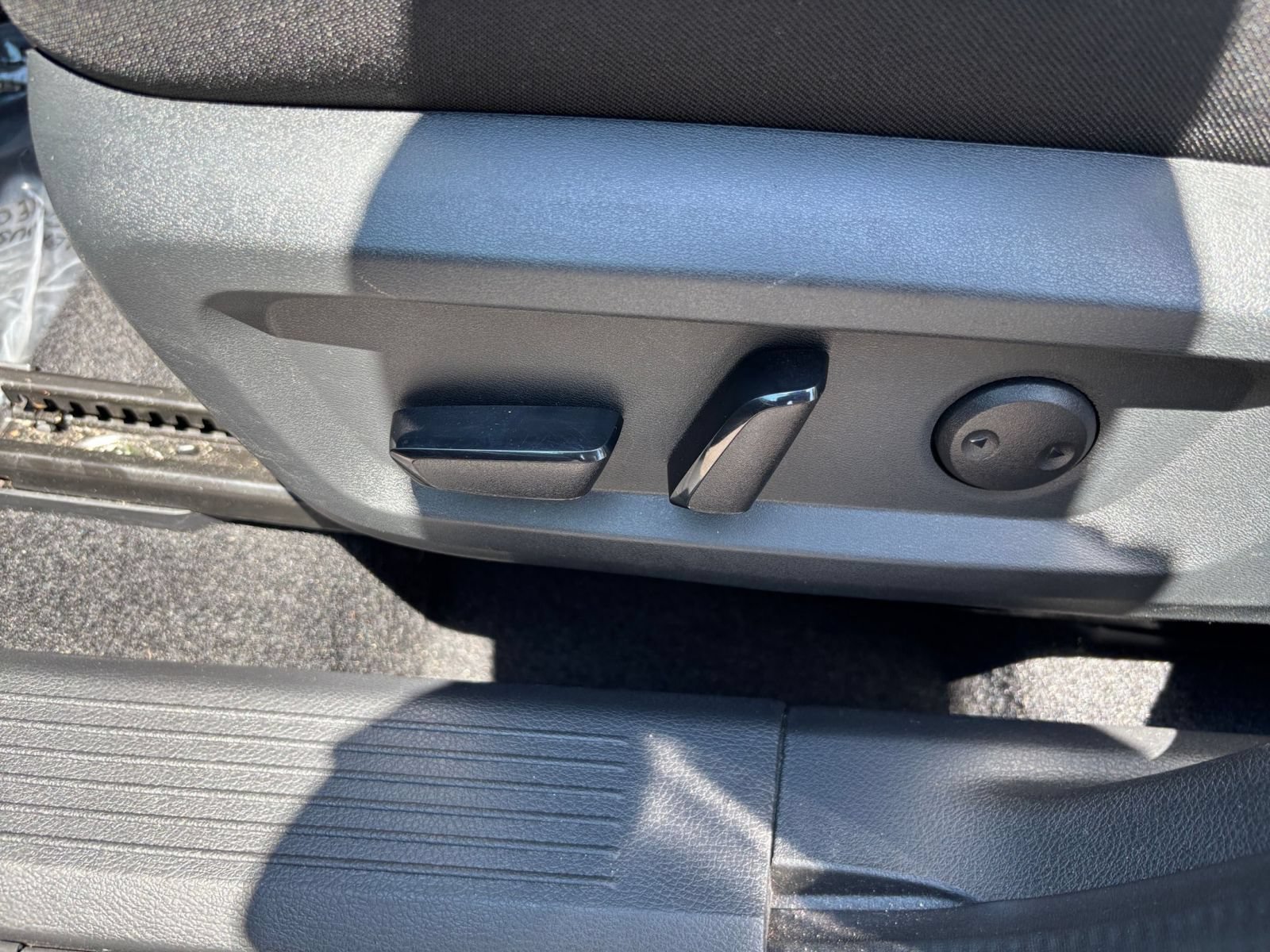 Used 2025 Nissan Rogue SV FWD image 23