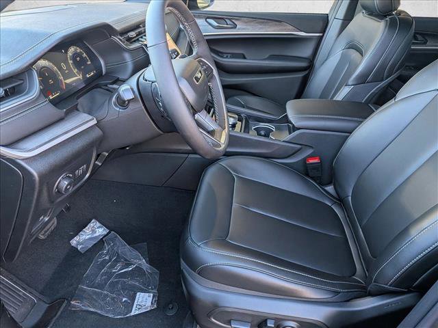 New 2025 Jeep Grand Cherokee Limited w/ Black Appearance Package image 4