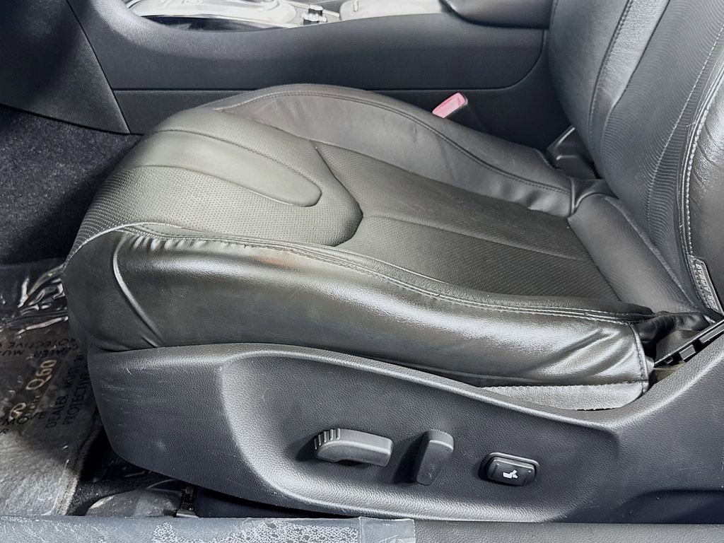 Used 2014 INFINITI Q60 Convertible w/ Premium Package image 22