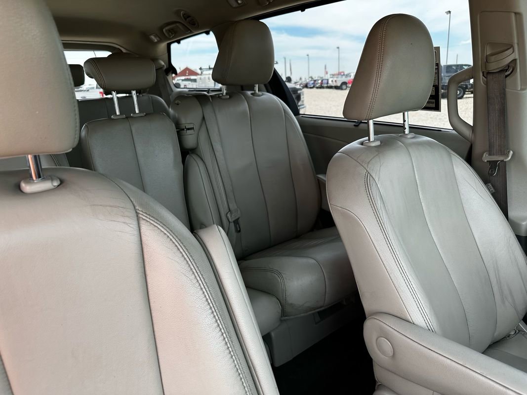 Used 2012 Toyota Sienna XLE image 18