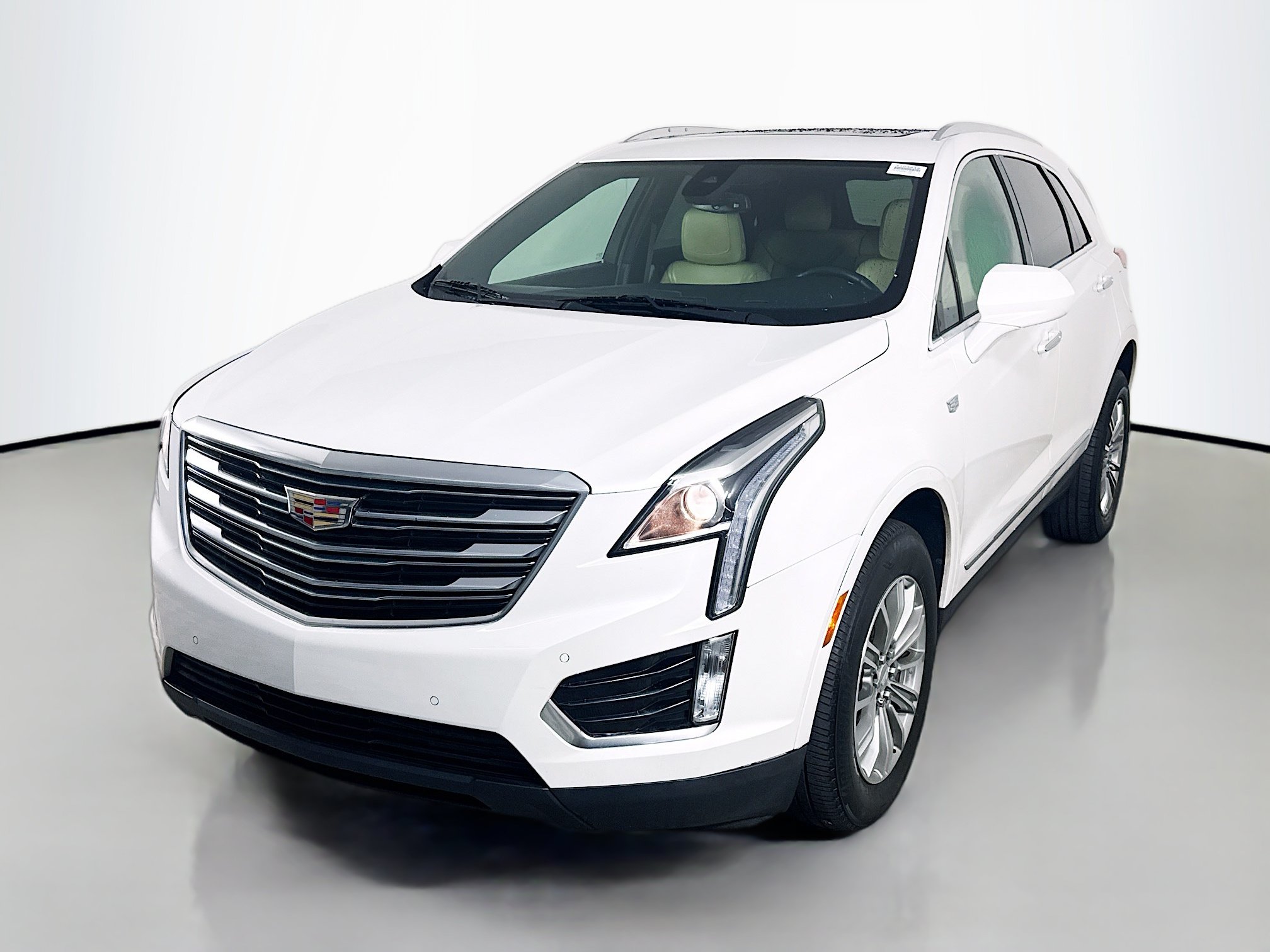 Used 2018 Cadillac XT5 Luxury w/ Driver Awareness Package FWD image 4