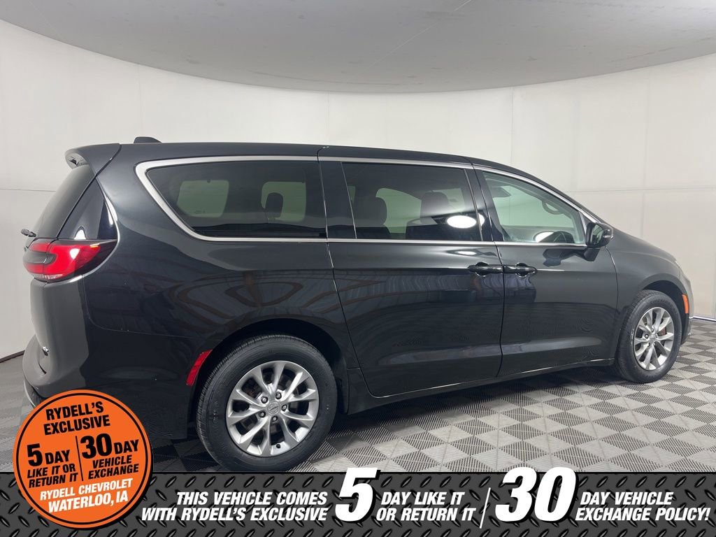 Used 2023 Chrysler Pacifica Touring-L image 3