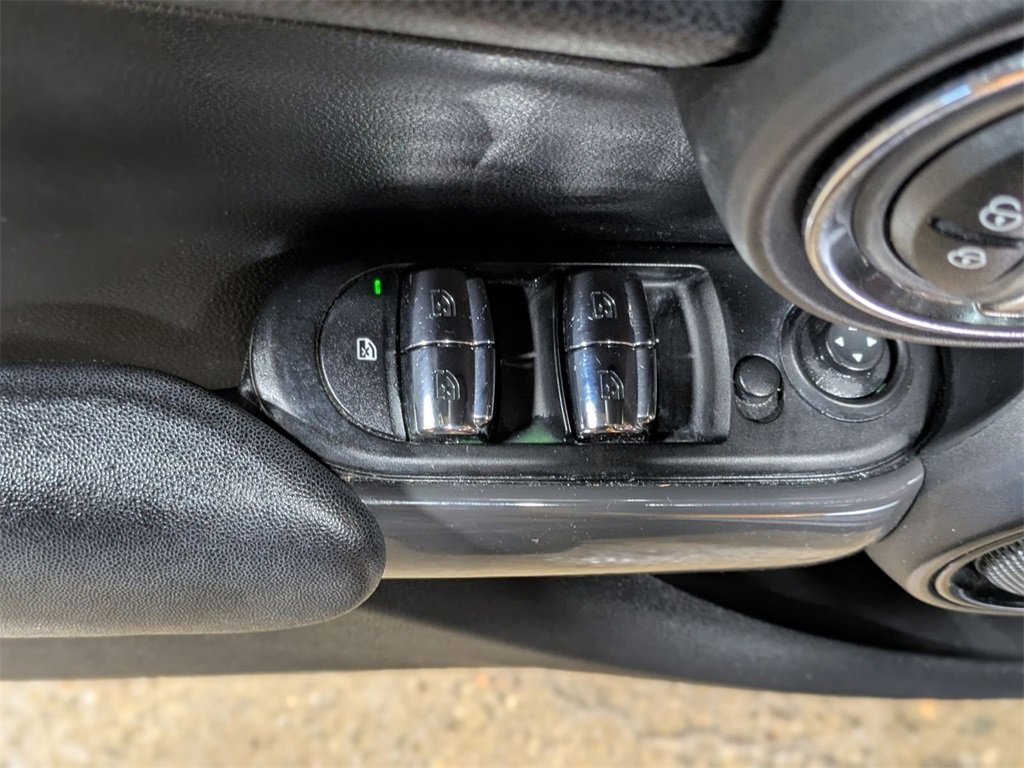 Used 2017 MINI Cooper 4-Door Hardtop image 15
