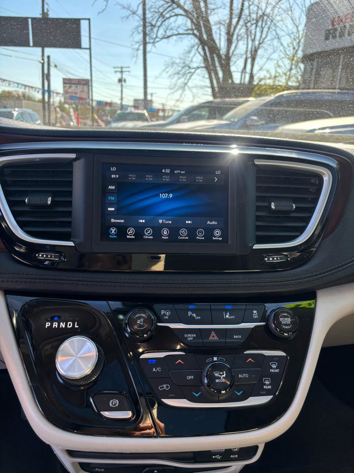 Used 2017 Chrysler Pacifica Limited w/ UConnect Theater Package FWD image 13