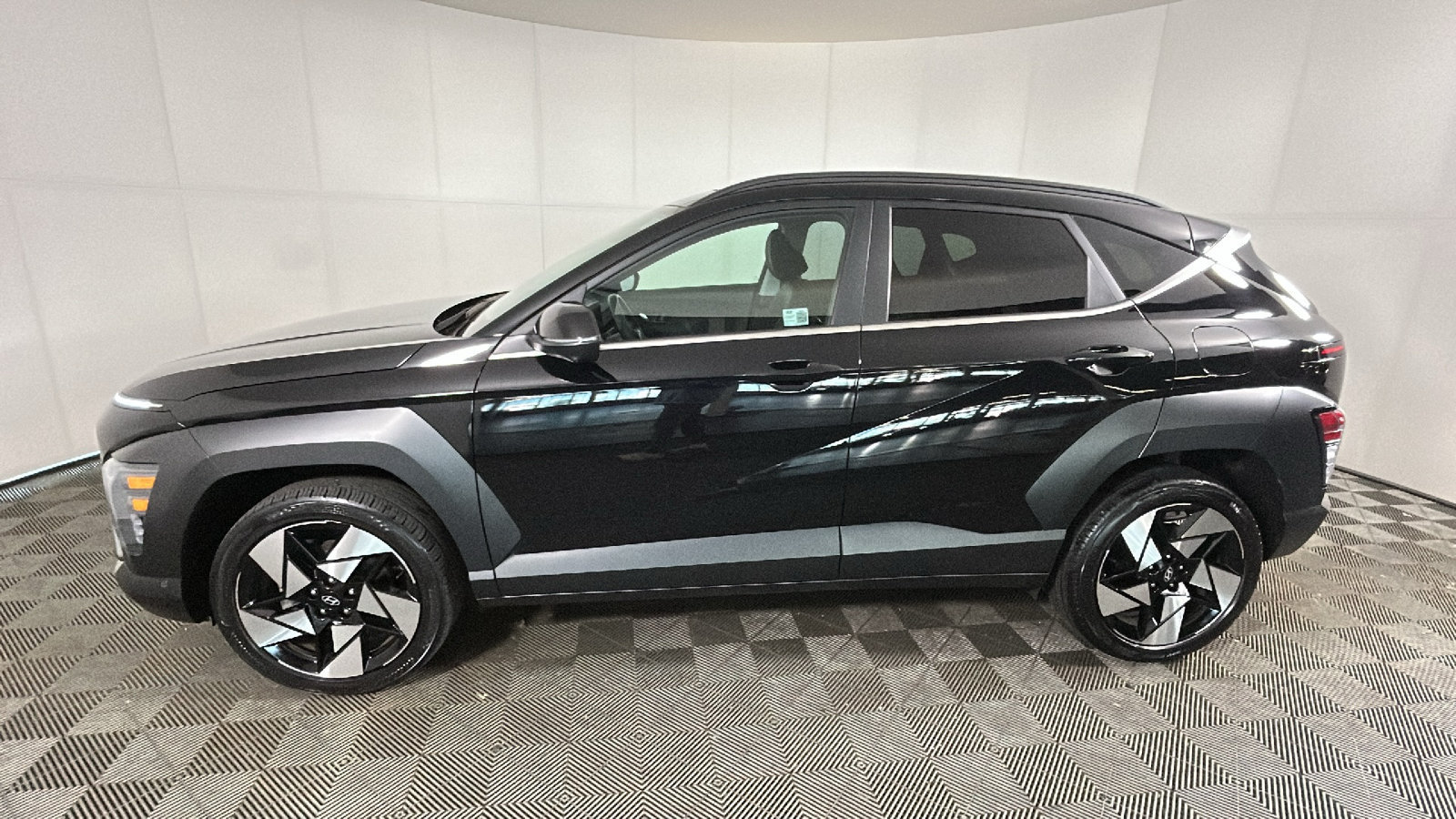Used 2025 Hyundai Kona Limited AWD/4WD image 7