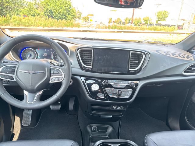 Used 2025 Chrysler Pacifica Select FWD image 13