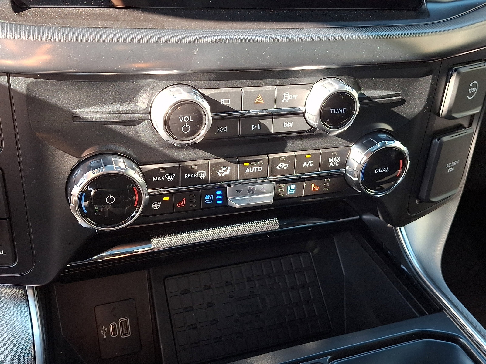 Used 2025 Ford F150 Platinum w/ Equipment Group 702A High image 17