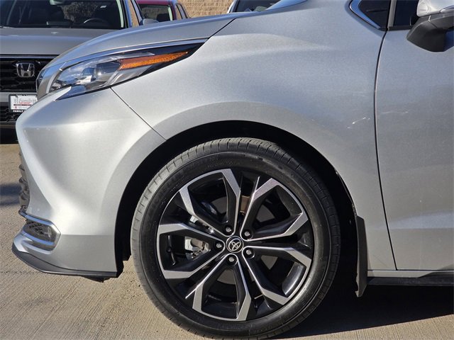 Used 2025 Toyota Sienna Platinum image 5