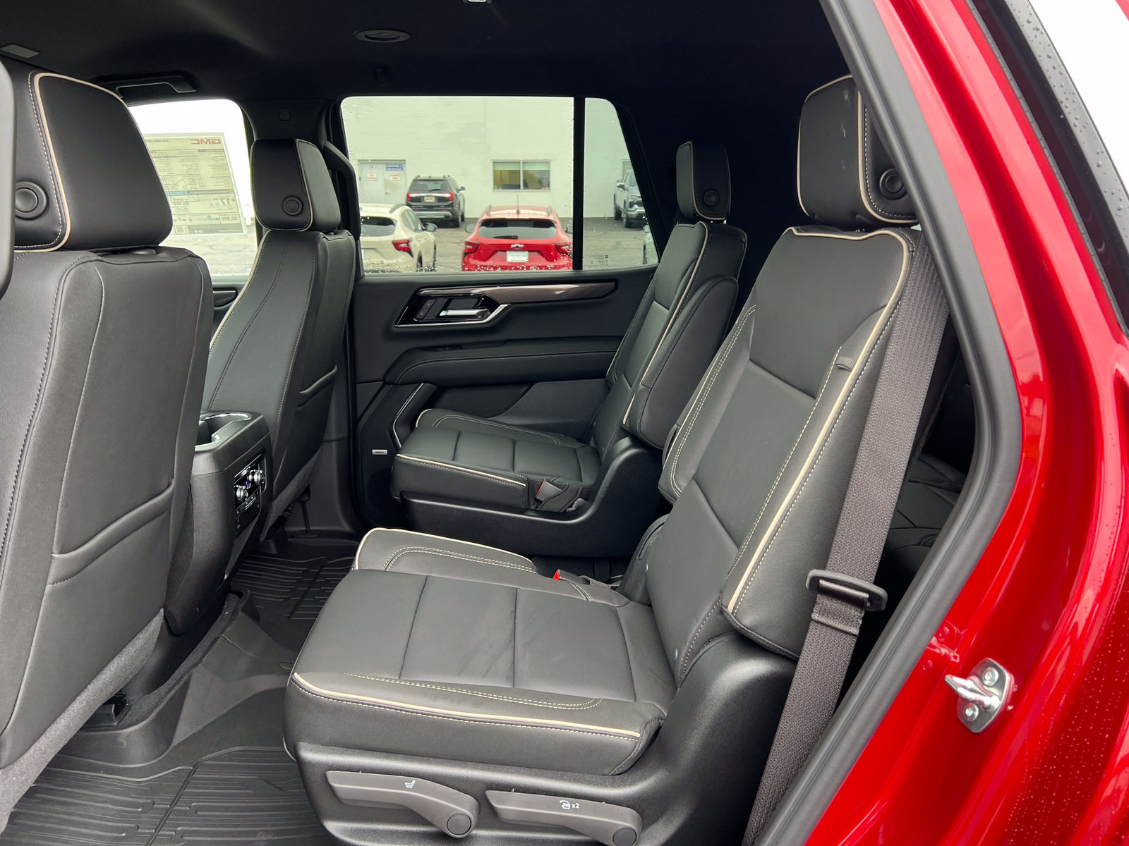 New 2026 GMC Yukon Elevation w/ LPO, Elevation Black Package AWD/4WD image 5