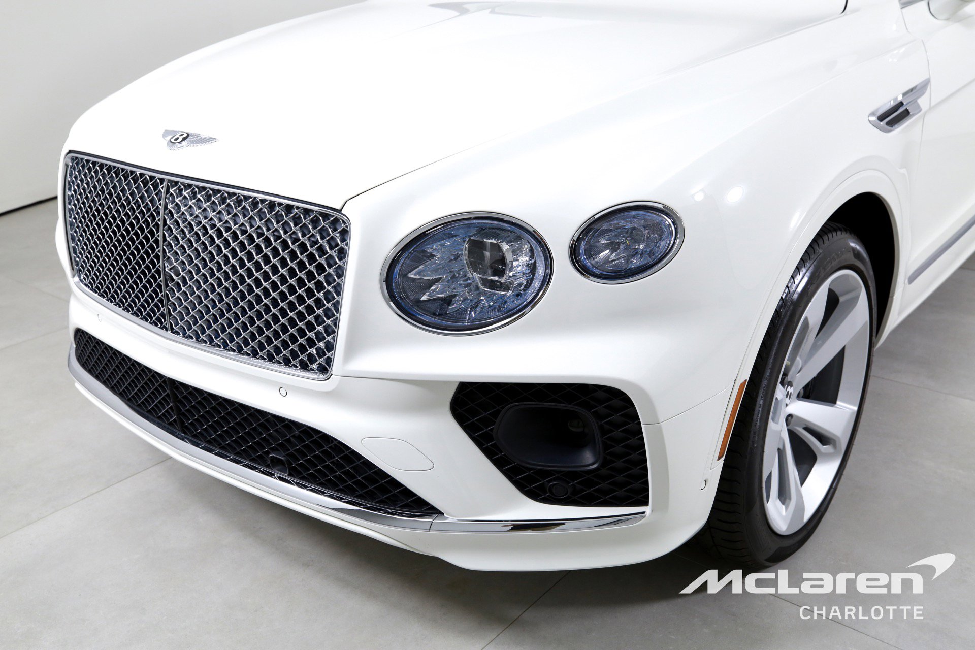 Used 2023 Bentley Bentayga Plug-In Hybrid image 36