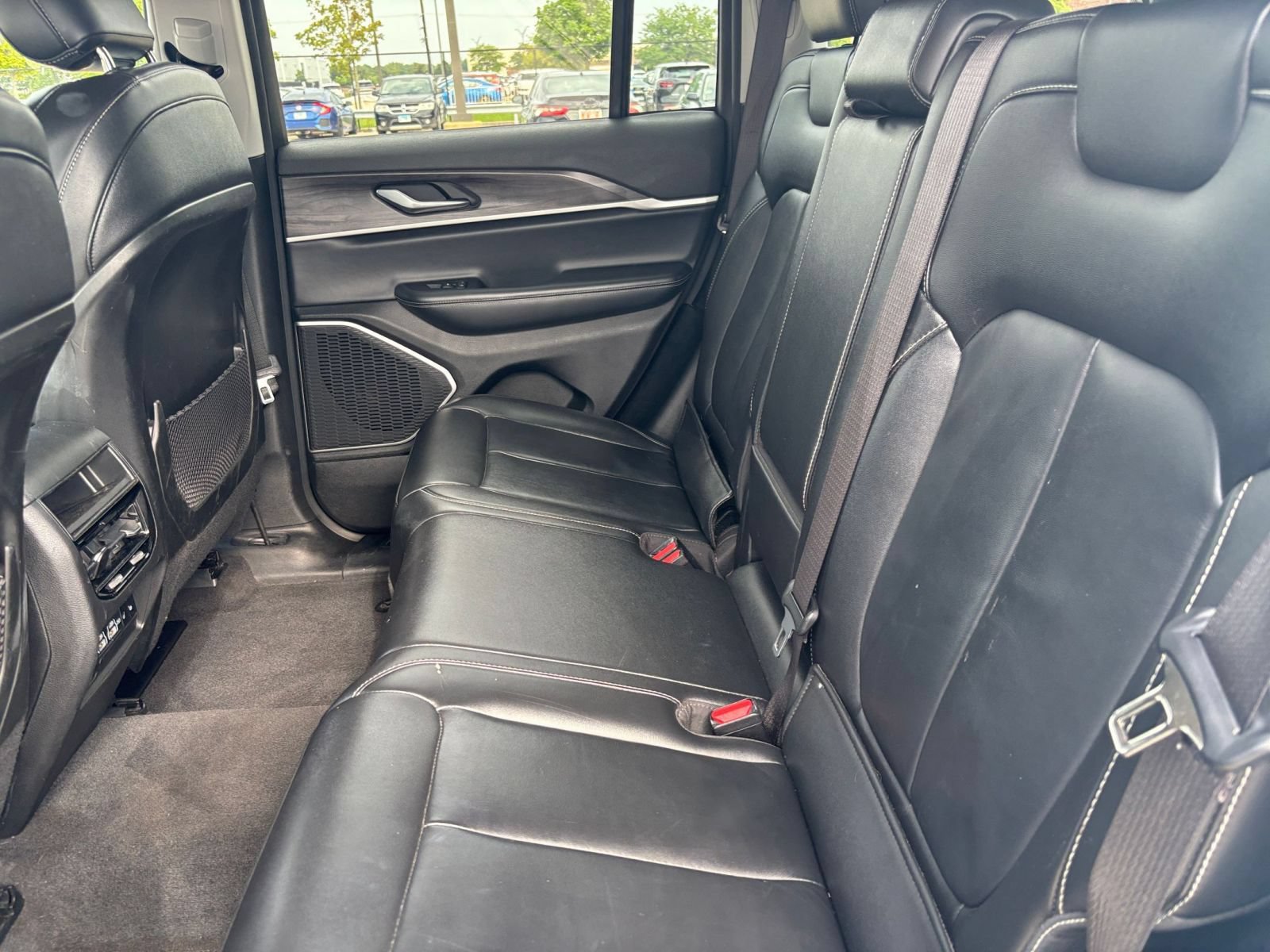 Used 2022 Jeep Grand Cherokee Limited AWD/4WD image 25