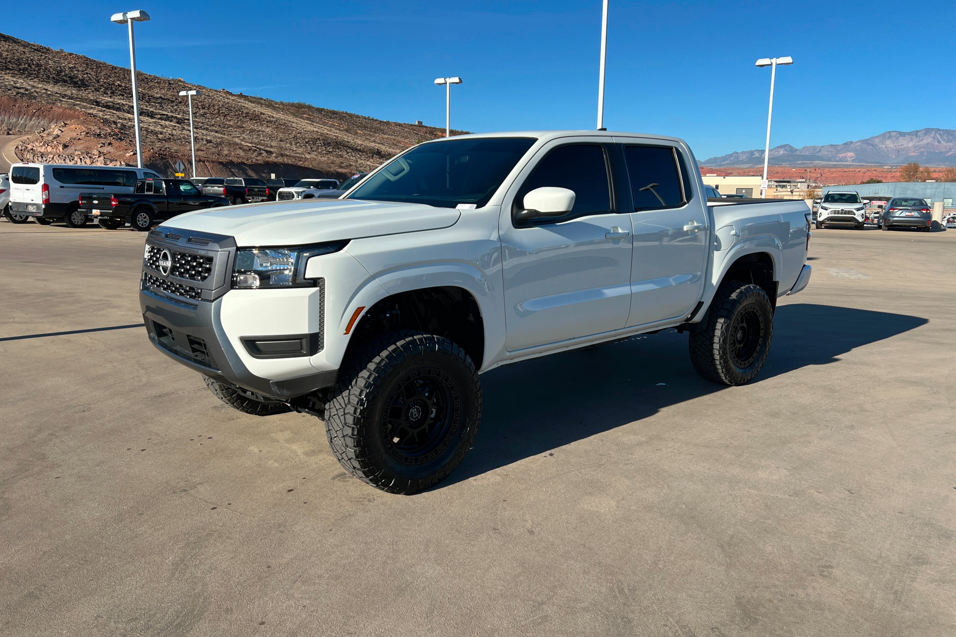 Used 2025 Nissan Frontier SV image 1