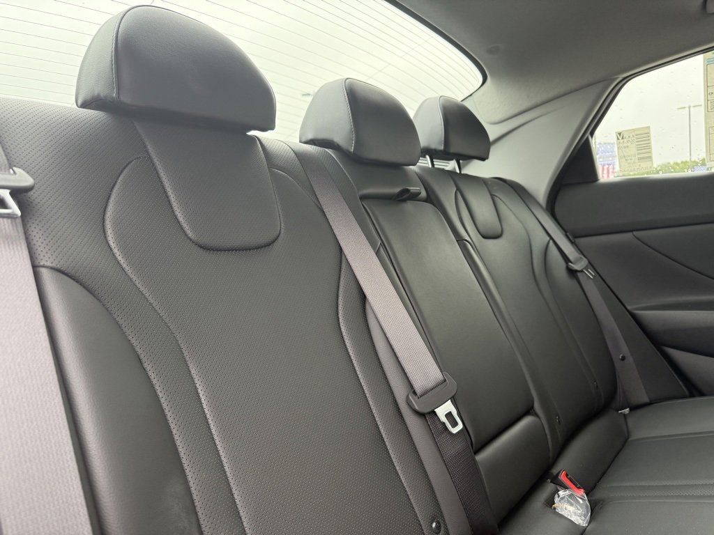 New 2025 Hyundai Elantra Limited image 17