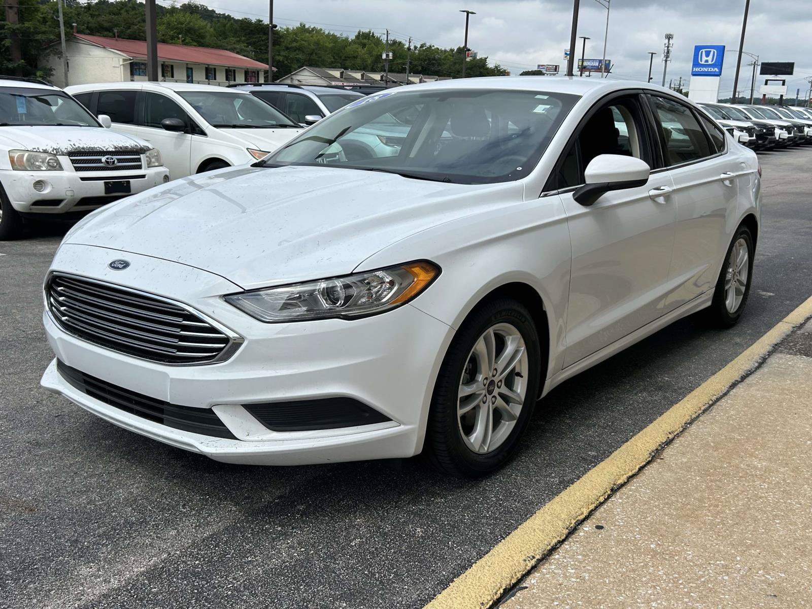 Used 2018 Ford Fusion SE w/ Fusion SE Technology Package FWD image 4