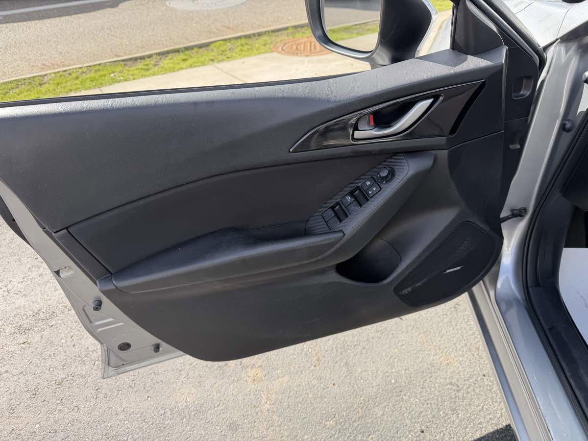 Used 2016 MAZDA MAZDA3 i Touring w/ Popular Equipment Package FWD image 13