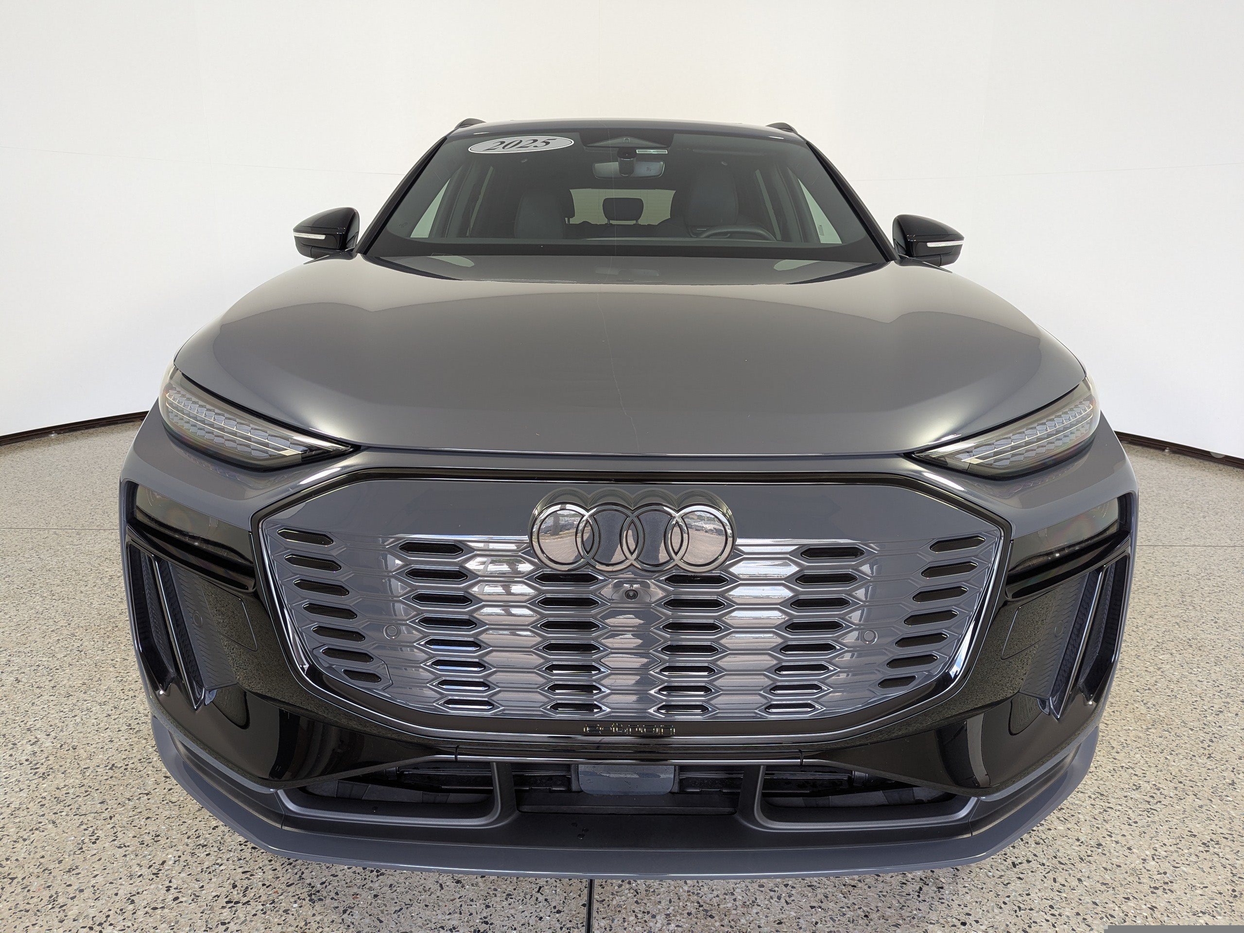 Certified 2025 Audi SQ6 e-tron Prestige AWD/4WD image 2