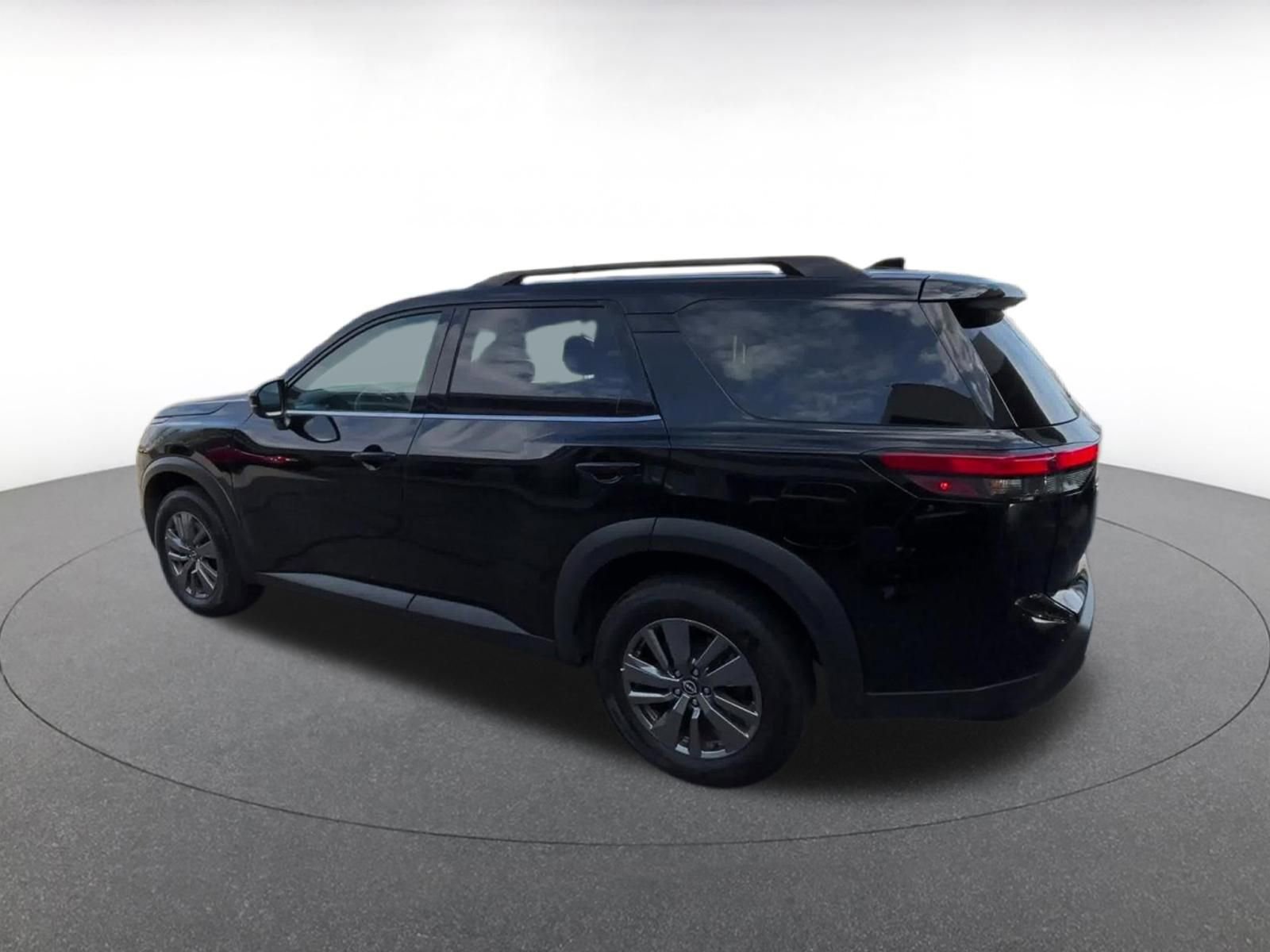 Used 2025 Nissan Pathfinder SV image 15