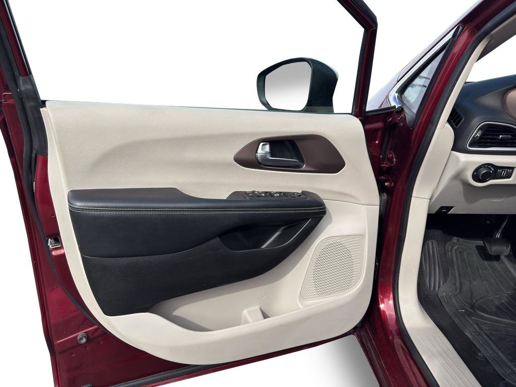 Used 2022 Chrysler Voyager LX image 13